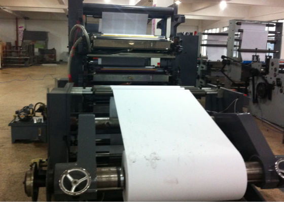 Schulbüchern, Notizbüchern, Flexographie-Druckmaschine von der Rolle zum Stapel