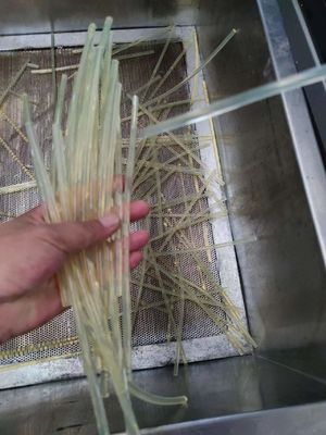 Erleben Sie eine reibungslose und störungsfreie Produktion mit einer automatischen Klebe-Stick-Herstellmaschine