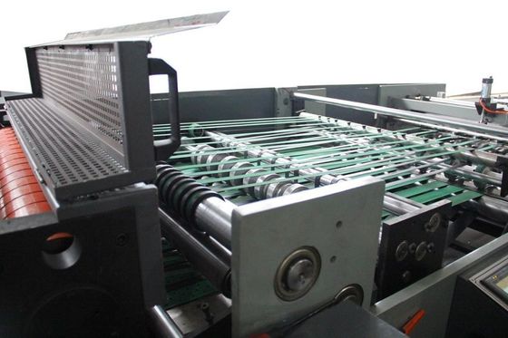 Effizientere Produktion von Linienblättern und Schreibheften mit vollautomatischer Maschine